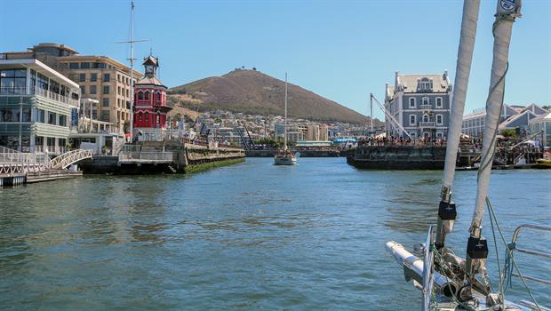 Die Einfahrt in die V & A Waterfront Marina. Im Hintergrund zeigt sich der Signal Hill, ein weiterer Aussichtspunkt von Kapstadt.